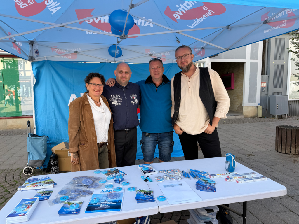 Vier Personen an einem AfD-Infostand auf dem Marktplatz in Rinteln mit Informationsmaterial zur Kommunalwahl 2026.