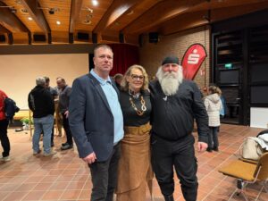 Drei Personen bei der Sportlerehrung im Forum des Gymnasiums in Porta Westfalica.